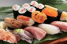 Iso-zushi. Restoran ini menawarkan set sushi yang terdiri dari sushi telur ikan salmon dan uni (daging landak laut) produksi Hokkaido, belut laut dan ikan makarel produksi Kyushu, dan ikan kakap merah produksi Aichi. 