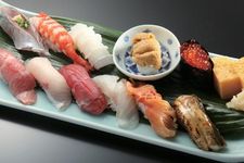 Restoran Sushi-dokoro Yamazaki di Tokyo ini menjual hidangan sushi yang menggunakan bahan ikan segar dari berbagai daerah.
