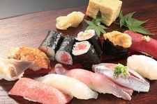 Sushi-dai. Restoran sushi di Tokyo ini terkenal dan banyak dikunjungi oleh wisatawan asing.
