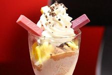 KitKat Chocolat Parfait seharga 1.080 Yen yang terdiri dari fondant coklat spesial dengan topping es krim, buah-buahan, dan kakao.