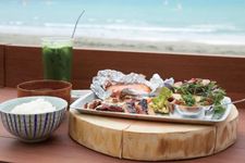 Kamakura adalah sebuah kota yang berada di pesisir pantai Prefektur Kanagawa, selatan Tokyo. Penduduk kamakura menyukai restoran Umizoi no Kikori Shokudo. Restoran ini terletak di Zaimokuza, dan baru dibuka pada April 2017.