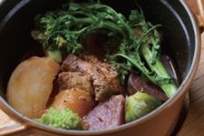 Masakan nabe ala Perancis, Cocotte, yang dibuat dengan menggunakan bahan-bahan lokal seperti sayuran yang diproduksi di Kamakura, Prefektur Kanagawa, selatan Tokyo, Jepang.
