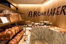 Brown Cafe/Bar, sebuah kafe sekaligus toko roti dibuka di dalam Keihan Mall di Osaka, Jepang pada 17 Maret 2017.