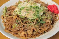 Kota Fujinomiya, Prefektur Shizuoka, Jepang terkenal dengan yakisoba (mi goreng ala Jepang), dan Anda bisa mencicipi makanan ini di kedai terkenal Tenjinbashi yang telah berdiri sejak 20 tahun lalu.