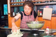 Kota Fujinomiya, Prefektur Shizuoka, Jepang terkenal dengan yakisoba (mi goreng ala Jepang), dan Anda bisa mencicipi makanan ini di kedai terkenal Tenjinbashi yang telah berdiri sejak 20 tahun lalu.