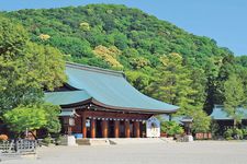 Bila wisatawan berjalan melewati gerbang selatan Kuil Kashihara Jingu di kota Nara, Jepang, maka kuil terluar yang berada di bawah Gunung Fujiyama akan menyambut kita. Kuil Kashihara Jingu dibangun untuk menghormati Kaisar Jimmu (kaisar pertama Jepang) beserta istrinya. 