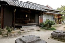 Bagian yang tertinggal dari kuil Motoyakushiji di kota Nara, Jepang, yang dibangun 1.300 tahun yang lalu ini adalah beberapa pasak batu bekas menara.