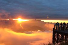 Pegunungan Alpen ala Jepang disebut juga Japanese Alps atau Nihon Arupusu adalah deretan pegunungan yang membentang di Pulau Honshu, utara Jepang. Untuk menikmati pemandangan ini, Anda bisa menyambangi SORA Terrace di puncak Gunung Ryuo.