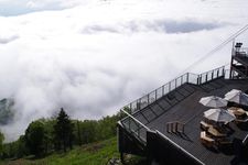 Pegunungan Alpen ala Jepang disebut juga Japanese Alps atau Nihon Arupusu adalah deretan pegunungan yang membentang di Pulau Honshu, utara Jepang. Untuk menikmati pemandangan ini, Anda bisa menyambangi SORA Terrace di puncak Gunung Ryuo.