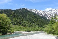 Prefektur Nagano merupakan salah satu lokasi instagramabel yang harus dikunjungi di Jepang karena keindahan alamnya. Deretan pohon Chosenia di antara kedua tepi sungai dengan latar gunung menjadi frame foto yang sangat apik.