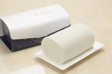 Role cake putih ini sering dijadikan oleh-oleh wisatawan saat berkunjung ke Hokkaido, Jepang. Kue ini bisa diperoleh di toko-toko di bandara, seperti di Bandar Udara Chitose Baru (New Chitose Airport Terminal).