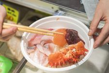 Memilih sashimi untuk kaisen-don. Kaisen-don adalah nasi dengan tambahan sashimi segar sebagai topping. Kaisen-don dijual di Pasar Washo yang terletak di Kota Kushiro, Hokkaido bagian timur, Jepang.