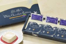 Kue Shiroi Koibito versi pudding sering dijadikan oleh-oleh wisatawan saat berkunjung ke Hokkaido, Jepang. Kue ini bisa diperoleh di toko-toko di bandara, seperti di Bandar Udara Chitose Baru (New Chitose Airport Terminal).