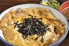 Hidangan Oyakodon (rice bowl dengan topping ayam dan telur) seharga 750 Yen di Restoran Tokyo-an yang terletak di Kota Ogaki, Prefektur Gifu, Jepang.