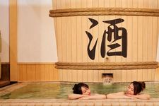 Sake-buro merupakan pemandian air panas atau onsen di Tokyo, Jepang, yang dicampur dengan sake.