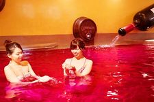 Wine-buro merupakan pemandian air panas atau onsen di Hakone, Tokyo, Jepang yang dicampur dengan red wine. Pemandian ini katanya memiliki khasiat untuk mempercantik kulit.