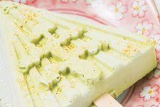 Es krim yang paling populer di Kanazawa Ice Cabang Kanazawa Higashiyama adalah rasa matcha dengan motif pemandangan Yukizuri Kenroku-en di musim dingin. 