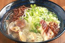 Menu rekomendasi di kedai ramen Kuso Oyaji no Tamerai, Prefektur Nagasaki, Jepang ini adalah Shio-ramen yang dijual dengan harga 750 Yen.