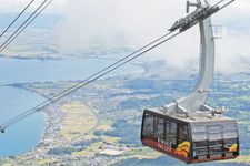 Menikmati keindahan pemandangan Danau Biwa menggunakan ropeway sepanjang 1.800 meter. Danau Biwa di Prefektur Shiga, bagian timur Kyoto, ini merupakan danau terbesar di Jepang.