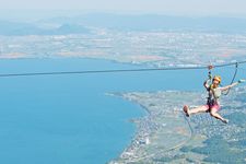 Menikmati Danau Biwa di Prefektur Shiga, bagian timur Kyoto dengan Zipline yakni meluncur di atas kabel yang membentang. Danau Biwa merupakan danau terbesar di Jepang.