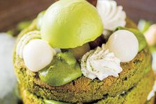 Pancake matcha bertingkat tiga yang dipadukan dengan isian custard rasa matcha, whip cream, dan pasta kacang merah.