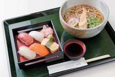 Set menu Takao di Food court di Daimaru, Kyoto, Jepang yang terdiri dari mi soba, tempura udang, dan lima jenis sushi yang salah satunya menggunakan ikan maguro.