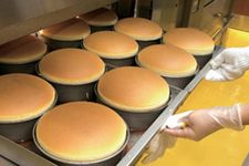 Pemanggangan cheesecake memakan waktu sekitar 45 menit. Setelah matang dan diangkat dari oven, cheesecake langsung dijual.