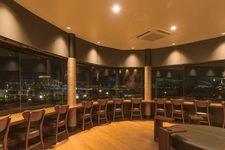 Starbucks Kobe Meriken Park di Kobe, Jepang ini memiliki panorama pemandangan Kobe di malam hari. Anda dapat bersantai di lantai dua bangunan ini.