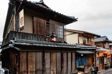 Gerai Starbucks di wilayah Ninenzaka, Kyoto, Jepang ini menggunakan bangunan yang berusia lebih dari 100 tahun.