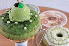 Menu Kitten Charmmy Matcha merupakan donat yang dihidangkan dengan topping es krim, dan disajikan menggunakan wadah cone atau gelas plastik. Donat ini dijual dengan 712 Yen.