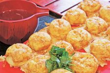 Akashiyaki yang mirip dengan takoyaki ini dijual seharga 648 Yen di Restoran Akashita Tako, Kota Akashi, Prefektur Hyogo, Jepang. Teksturnya lembut, di bagian tengahnya terdapat potongan gurita yang kenyal. 