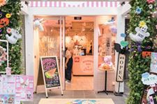 ECONECO Caf&eacute; and Sweet pertama yang terletak di daerah perbelanjaan Utara Shinsaibashi-suji, Osaka, Jepang.
