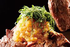 Restoran 1 Pound Steak Takeru Cabang Ueno di Tokyo, Jepang ini menyediakan berbagai menu daging sapi yang bisa memuaskan pecinta daging.