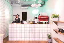 Desain Kafe W/O STAND SHINSAIBASHI di Kansai, Jepang, ini sangat stylish dengan dinding keramik berwarna putih yang dipadu dengan lantai kayu.