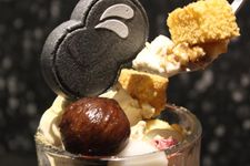 Selain parfait, Kafe dan Bar Kuriya Otona Kurogi di Tokyo, Jepang, ini menyediakan Honka Kurogi no Obento yang dijual dengan harga 4.500 Yen.