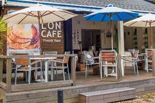 LONCAFE Shonan Enoshima di Jepang ini terkenal sebagai pelopor kafe yang khusus menjual French Toast.
