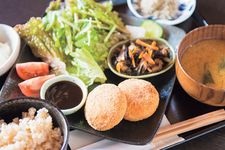 Set menu makan siang Okara Korokke-zen di Kafe Tsubame, Jepang, adalah hidangan sehat yang tidak menggunakan daging.