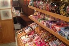 Dagashi Bar atau bar permen dalam bahasa Indonesia mempunyai konsep makan permen sepuasnya. Di kota Tokyo, Jepang, mereka membuka cabang di Shinjuku, namanya Shinjuku Dagashi Bar. Selain menyediakan lebih dari 100 jenis permen, Dagashi Bar juga dijual berbagai macam menu makanan dan minuman.