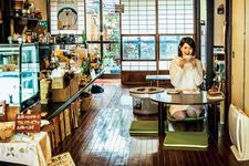 Di Caf&eacute; 1001, Kyoto, Jepang, lantai yang awalnya merupakan tatami (alas tradisional Jepang dari jerami) diganti menjadi kayu. 