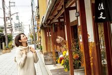 Di Kyoto, selain menikmati peninggalan bersejarah seperti kuil, wisatawan dapat menikmati kafe-kafe bernuansa retro yang direnovasi dari rumah tua khas Jepang, seperti di daerah Nishijin. 