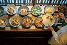 Hidangan obanzai (sebutan untuk lauk rumahan khas Kyoto yang telah ada sejak dulu) dari bahan makanan natural di restoran Matsutomiya Kotobuki.