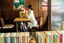 Di Caf&eacute; 1001, Kyoto, Jepang ini pada bagian belakang rak buku terdapat tempat duduk.