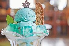 Choco Mint Parfait seharga 1.000 Yen di Caf&eacute; 1001, Kyoto, Jepang ini berisi jelly dan juga Tiramisu rasa mint. Satu pasangan hanya bisa memesan sampai 2 porsi saja. 
