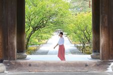 Memasuki area Kuil Nanzenji di Kyoto, Anda akan menemukan gerbang raksasa Sanmon yang menjadi salah satu dari tiga gerbang kuil raksasa di Jepang. 