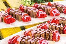 Walaupun penampilannya imut, cokelat ganace akan membuat Anda merasa sangat kenyang. Hilton Tokyo Bay, salah satu hotel resmi Tokyo Disney Resort&reg; menyelenggarakan acara dessert buffet bertema ladang stroberi (strawberry field) di restoran Lounge O mulai 13 Januari hingga 1 Juli 2018.