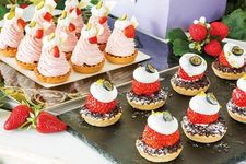 Kue strawberry cheese and chocolate mont blanc tampil di Hilton Tokyo Bay, salah satu hotel resmi Tokyo Disney Resort&reg; yang menyelenggarakan dessert buffet bertema ladang stroberi (strawberry field) di restoran Lounge O mulai 13 Januari hingga 1 Juli 2018.