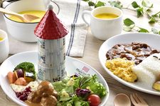 Miniatur rumah Moomin yang berisi 3 jenis makanan dan ditumpuk ke atas, Scandinavian meatballs, salada, dan 3 jenis sayuran yang telah direbus. 