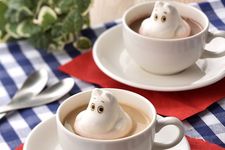 Minuman Moomin Marshmallow yang terdiri dari milk tea dan cokelat panas seharga 850 Yen (sebelum pajak) dengan karakter Moomin berukuran besar yang terbuat dari marshmallow terapung di atasnya. 