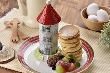 Moomin House Pancake di Moomin Caf&eacute;, Jepang. Menu ini menawarkan tujuh pancake yang ditumpuk ke atas.
