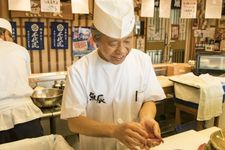 Koki di restoran Ichibazushi Uotatsu?.